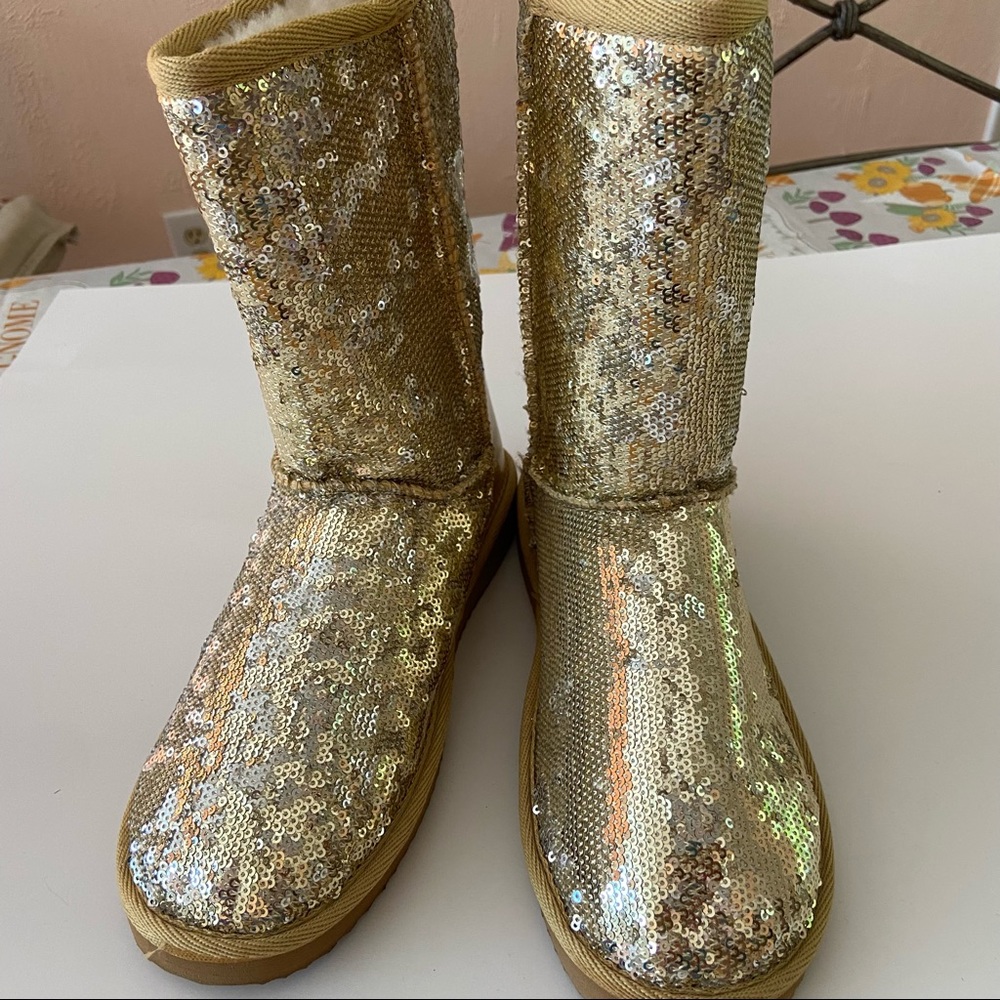 NWOT/ Arizona / Gold Sparkle Faux Fur Boots👢